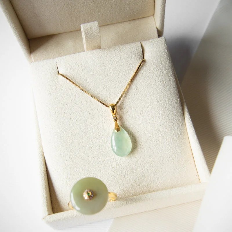 Ladies cross necklaces-Teardrop Jade Pendant with Diamond