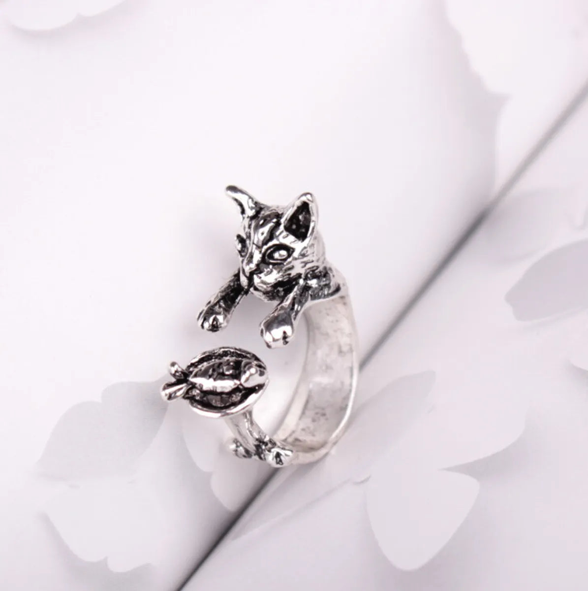 j072-3 Cat Eating Fish Antique Silver